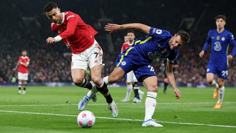 Cristiano Ronaldo berduel dengan Cesar Azpilicueta di laga Man United vs Chelsea (29/04/22). (Foto: REUTERS/Phil Noble)