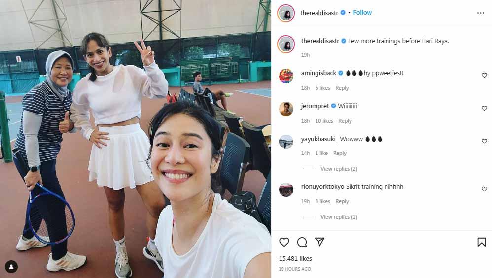 Obati rindu ingin bermain tenis lagi, artis cantik Dian Sastrowardoyo sampai buat netizen terpikat dengan oufit kece serba pink yang dikenakannya saat workout.