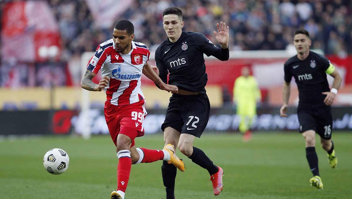Ohi Omoijuanfo (kiri), pemain Red Star Belgrade yang jadi anomali di daftar peraih Sepatu Emas Eropa. Foto: REUTERS/Novak Djurovic.