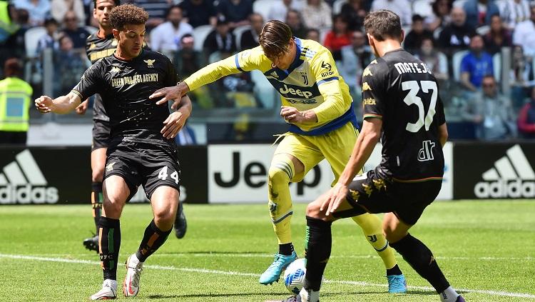 Bintang Juventus, Dusan Vlahovic (tengah), dikurung oleh dua pemain Venezia, Ethan Ampadu and Ales Mateju, pada laga pekan ke-35 Liga Italia.