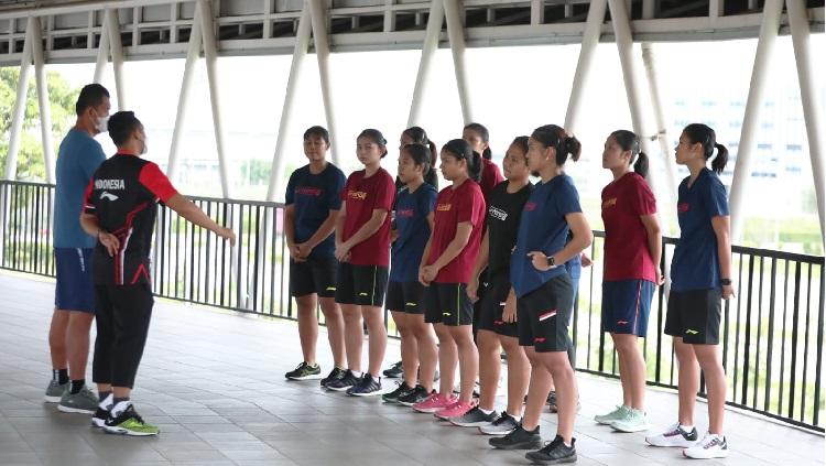 Tim putri Indonesia tengah berlatih jelang turnamen bulutangksi beregu Piala Uber 2022. Foto: PBSI