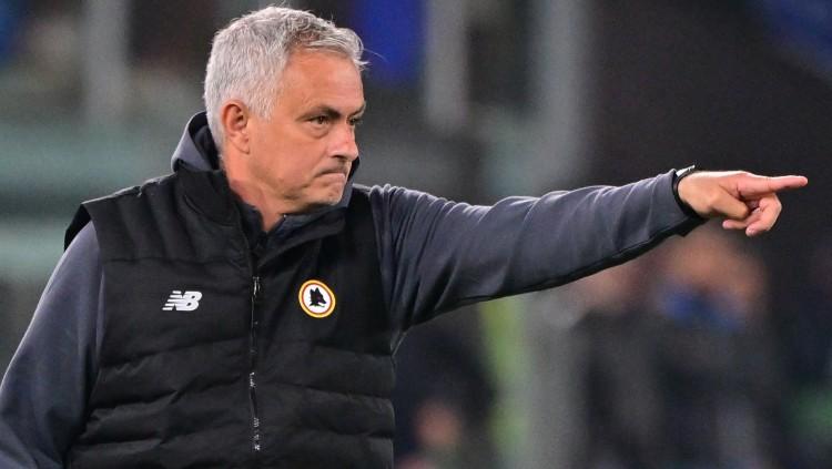 Aksi Jose Mourinho di laga AS Roma vs Leicester City (06/05/22). (Foto: REUTERS/Alberto Lingria) Copyright: REUTERS/Alberto Lingria