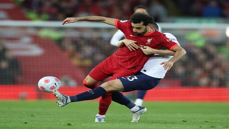 Indosport - Winger Liverpool, Mohamed Salah mendapat pengawalan ketat dari pemain Tottenham Hotspur. REUTERS/Phil Noble