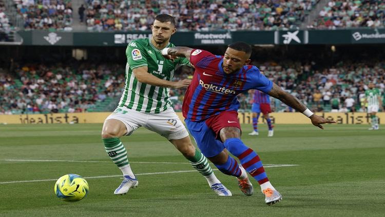 Pemain Barcelona, Memphis Depay mendapat pengawalan dari Guido Rodriguez REUTERS/Marcelo Del Pozo - INDOSPORT