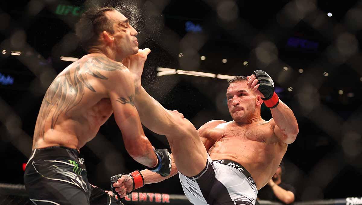 Tendangan Michael Chandler mendarat ke muka Tony Ferguson di UFC 274 di Footprint Center. Foto: REUTERS/Mark J. Rebilas