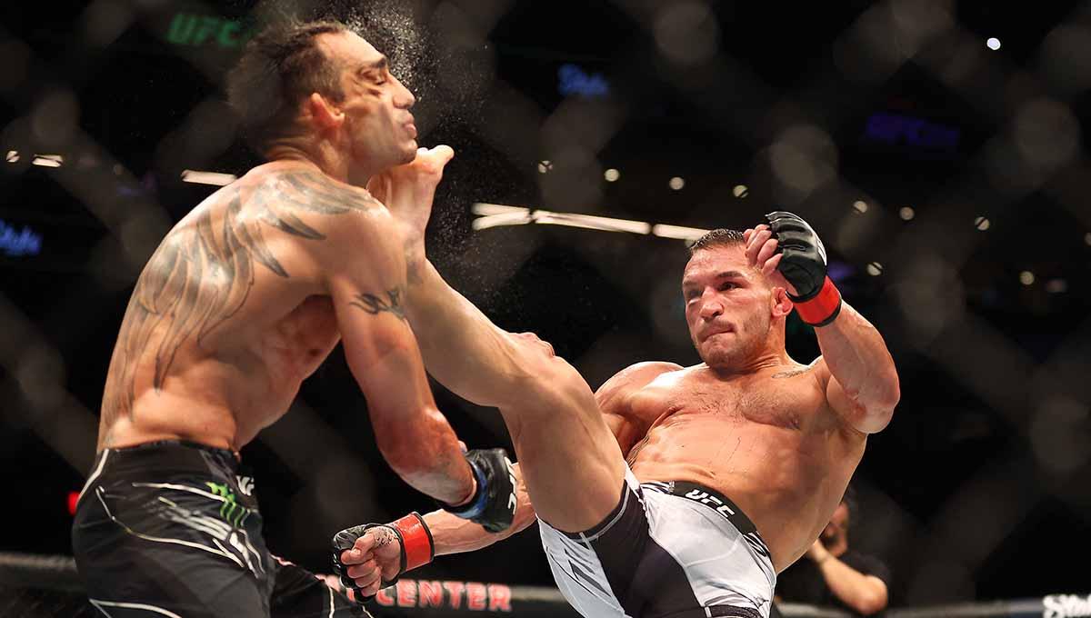 Tendangan Michael Chandler mendarat ke muka Tony Ferguson di UFC 274 di Footprint Center. Foto: REUTERS/Mark J. Rebilas - INDOSPORT