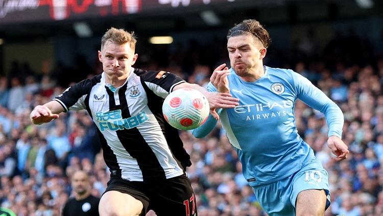 Indosport - Jack Grealish berebut bola dengan Emil Krafth di Laga Manchester City vs Newcastle United REUTERS/Phil Noble