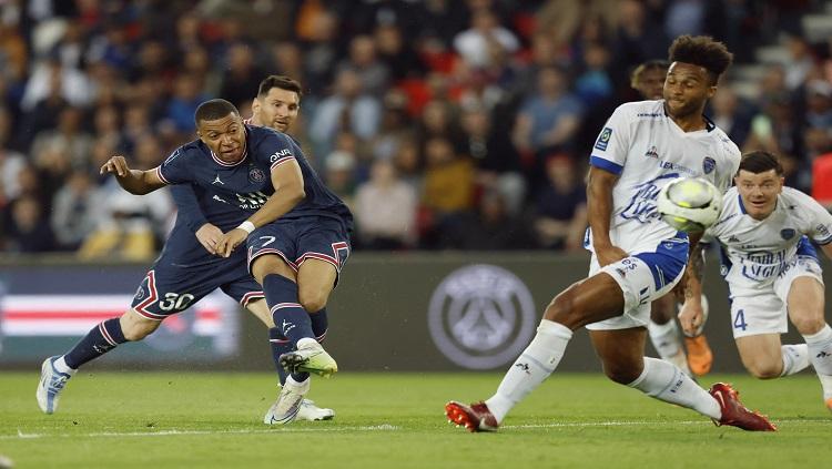 Bintang PSG yakni Kylian Mbappe saat melakukan shoots ke gawang Troyes di Ligue 1 Prancis REUTERS/Gonzalo Fuentes
