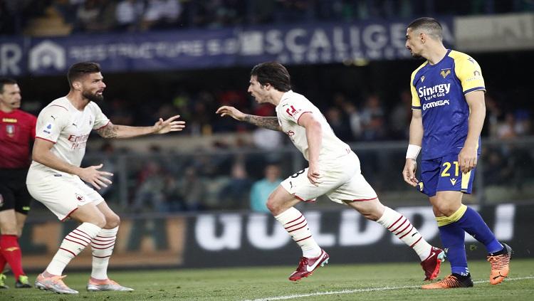Sandro Tonali melakukan selebrasi saat mencetak gol untuk AC Milan di laga melawan Hellas Verona REUTERS/Alessandro Garofalo - INDOSPORT