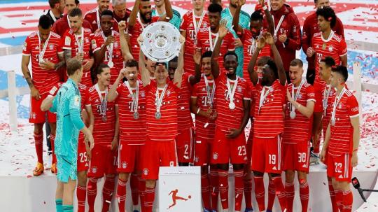 Bayern Munchen merayakan gelar juara Bundesliga Jerman seusai ditahan imbang VfB Stuttgart, Minggu (08/05/22) REUTERS/Heiko Becker