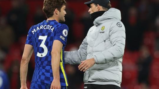 Marcos Alonso (kiri) saat masih berseragam Chelsea (29/04/22). (Foto: REUTERS/Phil Noble)