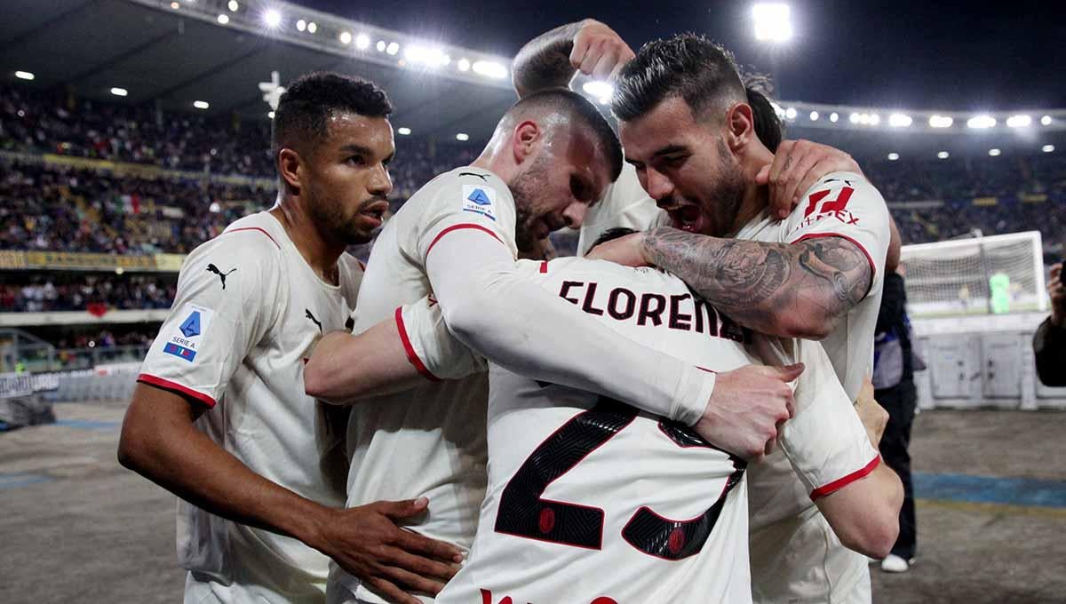 Selebrasi pemain AC Milan Alessandro Florenzi merayakan gol ketiga mereka bersama rekan setim ke gawang Hellas Verona. Foto: REUTERS/Alessandro Garofalo - INDOSPORT