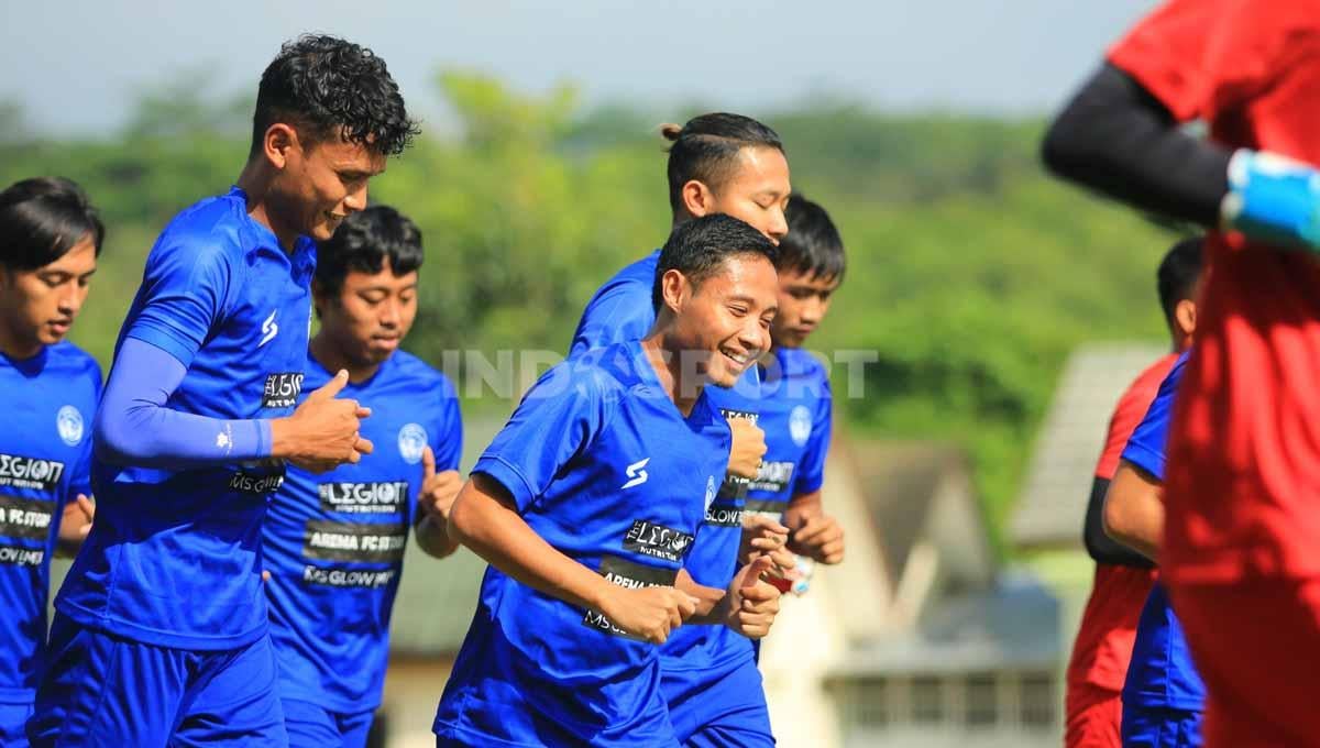 Evan Dimas (tengah) bersama tim Arema FC pada saat latihan perdana sebagai persiapan Liga 1 musim 2022/2023. Foto: Ian Setiawan/Indosport.com - INDOSPORT