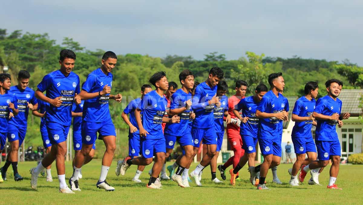 Arema FC menggelar sesi latihan perdana menyambut bergulirnya kompetisi Liga 1 untuk musim 2022/2023 mendatang. Foto: Ian Setiawan/Indosport.com - INDOSPORT