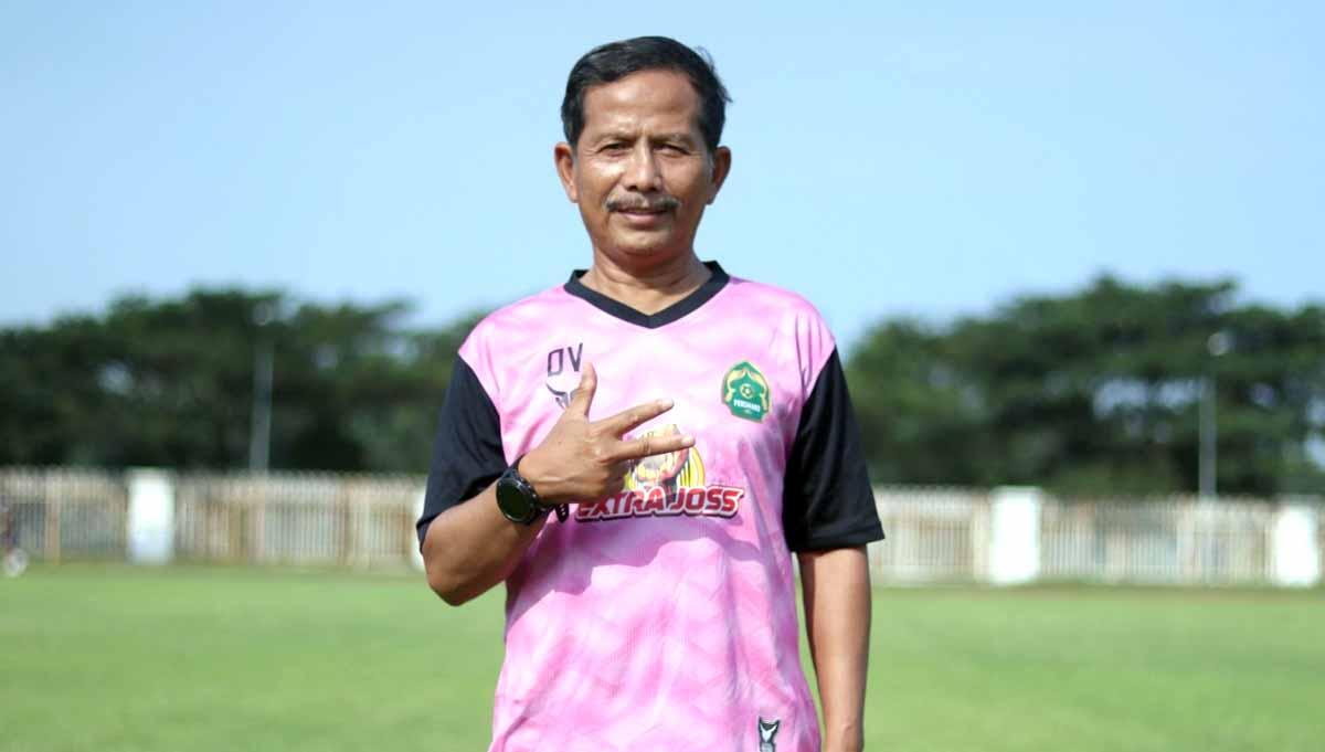 Pelatih baru Tira Persikabo, Djajang Nurdjaman saat memimpin latihan perdana Tira Persikabo. Foto: Tira Persikabo - INDOSPORT