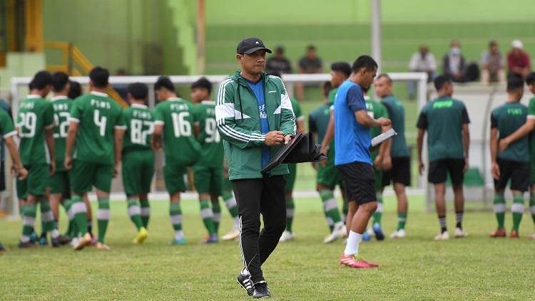 Pelatih PSMS Medan, I Putu Gede, memimpin dan memantau langsung kegiatan trial menjelang Liga 2 2022.