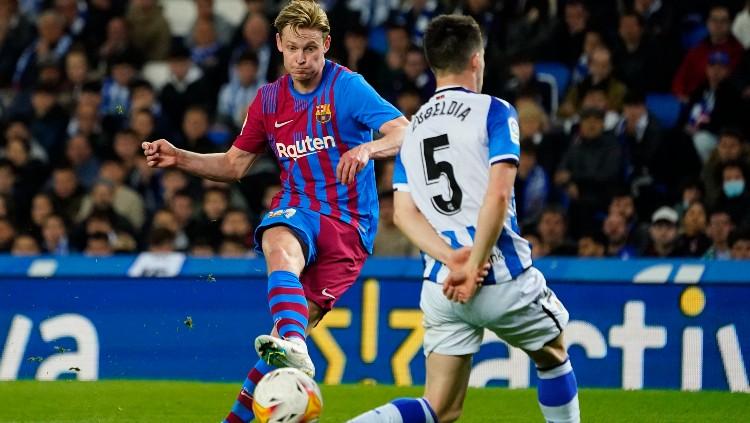 Aksi gelandang Barcelona, Frenkie de Jong di laga kontra Real Sociedad (21/04/22). (Foto: REUTERS/Vincent West)