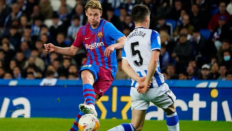 Aksi gelandang Barcelona, Frenkie de Jong di laga kontra Real Sociedad (21/04/22). (Foto: REUTERS/Vincent West) - INDOSPORT