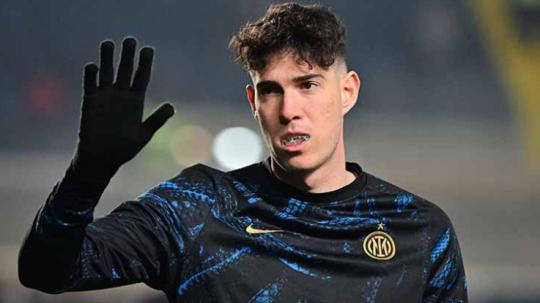 Alessandro Bastoni saat pemanasan sebelum pertandingan