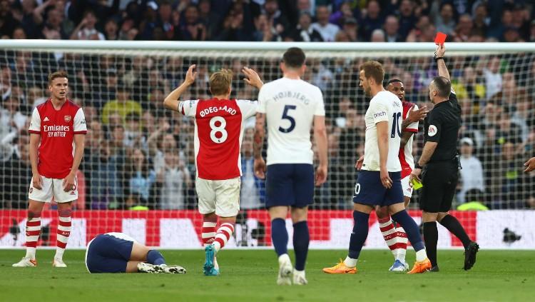 Indosport - Momen kartu merah yang diterima Rob Holding di laga Tottenham Hotspur vs Arsenal (13/05/22). (Foto: REUTERS/David Klein)