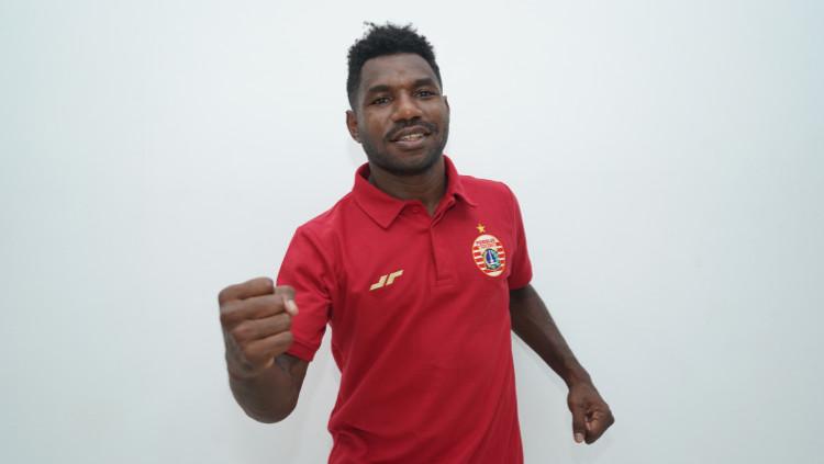 Striker anyar Persija Jakarta, Ricky Cawor, mengaku terus memelajari skema taktik pelatih Persija Jakarta, Thomas Doll. Foto: Persija Jakarta.