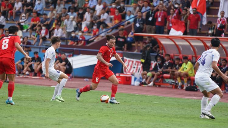 Aksi gelandang Timnas Indonesia U-23, Marc Klok mencoba melewati hadangan pemain Filipina pada pertandingan ketiga fase grup A SEA Games 2021 di Stadion Viet Tri, Vietnam, Jumat (13/05/22). Foto: Bandung Saputra/PSSI