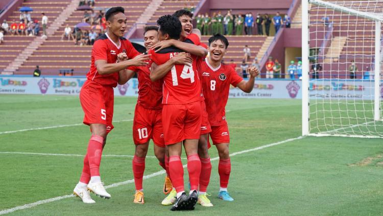 Selebrasi para pemain Timnas Indonesia U-23 atas gol pertama ke gawang Filipina yang dicetak oleh Muhammad Ridwan pada pertandingan ketiga fase grup A SEA Games 2021 di Stadion Viet Tri, Vietnam, Jumat (13/05/22). Foto: Bandung Saputra/PSSI