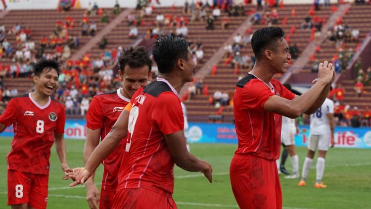 Selebrasi bek Timnas Indonesia U-23, Rizky Ridho usai mencetak gol kedua ke gawang Filipina pada pertandingan ketiga fase grup A SEA Games 2021 di Stadion Viet Tri, Vietnam, Jumat (13/05/22). Foto: Bandung Saputra/PSSI