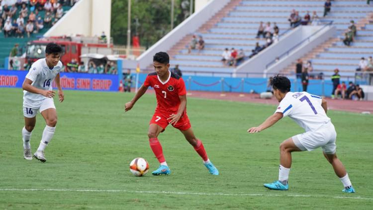 Aksi pemain Timnas Indonesia U-23, Marselino Ferdinand (tengah) dihadang dua pemain Filipina pada pertandingan ketiga fase grup A SEA Games 2021 di Stadion Viet Tri, Vietnam, Jumat (13/05/22). Foto: Bandung Saputra/PSSI