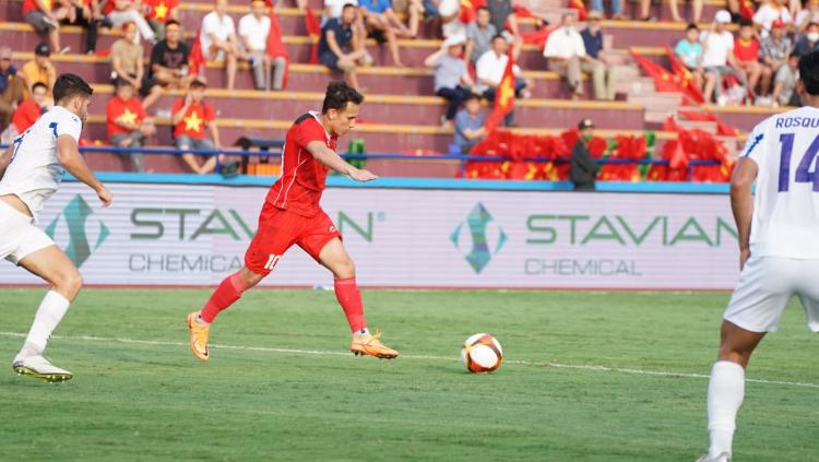 Penyerang Timnas Indonesia U-23, Egy Maulana Vikri saat hendak melepaskan tendangan ke gawang Filipina pada pertandingan ketiga fase grup A SEA Games 2021 di Stadion Viet Tri, Vietnam, Jumat (13/05/22). Foto: Bandung Saputra/PSSI