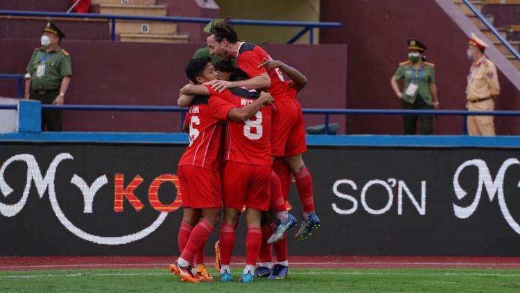 Selebrasi para pemain Timnas Indonesia U-23 atas gol ketiga ke gawang Filipinan yang dicetak oleh Egy Maulana Vikri pada pertandingan ketiga fase grup A SEA Games 2021 di Stadion Viet Tri, Vietnam, Jumat (13/05/22). Foto: Bandung Saputra/PSSI