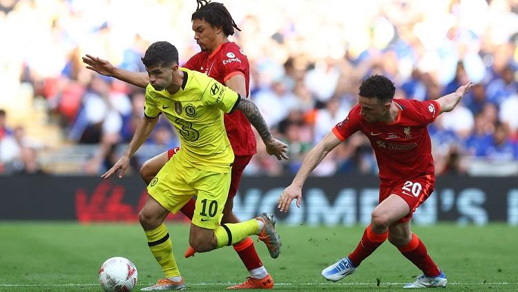 Christian Pulisic berduel dengan Trent Alexander-Arnold di Final Piala FA Chelsea vs Liverpool. Foto: REUTERS/Hannah Mckay.