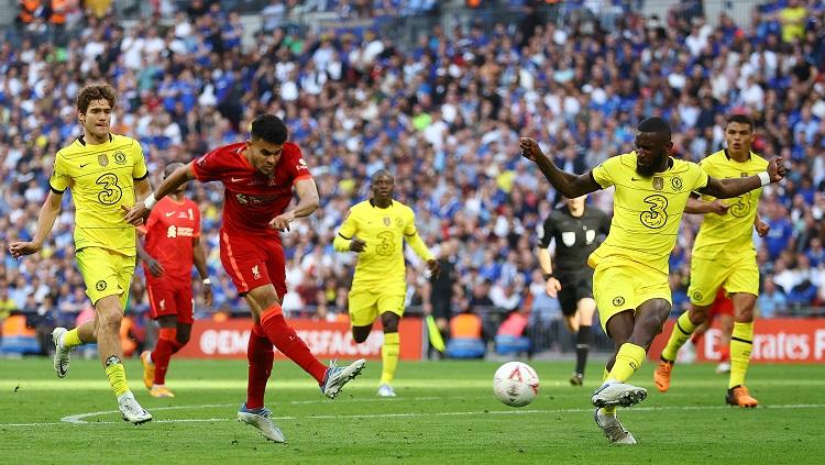 Indosport - Aksi Luis Diaz melepas tembakan di final Piala FA Chelsea vs Liverpool (REUTERS/Hannah Mckay)