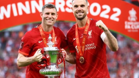 James Milner saat bersama Jordan Henderson di final Piala FA 2022. Foto: REUTERS/Hannah Mckay.