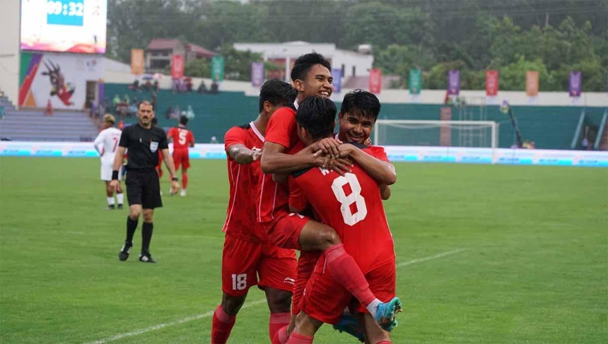 Selebrasi para pemain Indonesia usai mencetak gol ke gawang Myanmar di fase penyisihan grup A SEA Games 2021. Foto: PSSI - INDOSPORT
