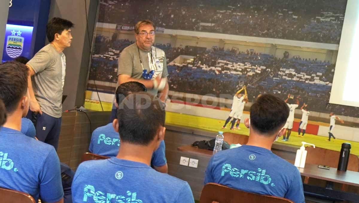 Persib Bandung menggelar pertemuan di Graha Persib, Jalan Sulanjana, Kota Bandung, Senin (16/05/22). Foto: Arif Rahman/Indosport.com - INDOSPORT