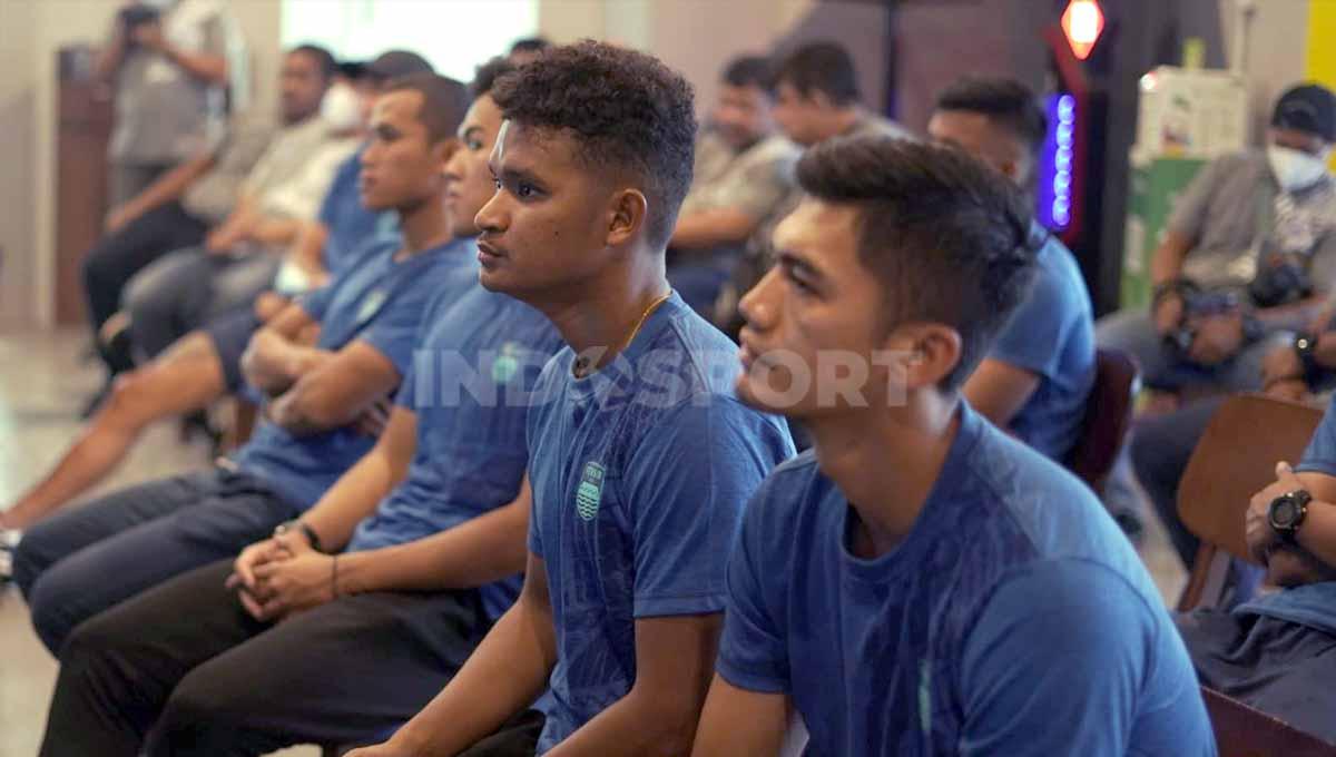Pemain anyar Persib, Fitrul Dwi Rustapa (kanan) dan David Rumakiek saat pertemuan di Graha Persib, Jalan Sulanjana, Kota Bandung, Senin (16/05/22). Foto: Arif Rahman/Indosport.com