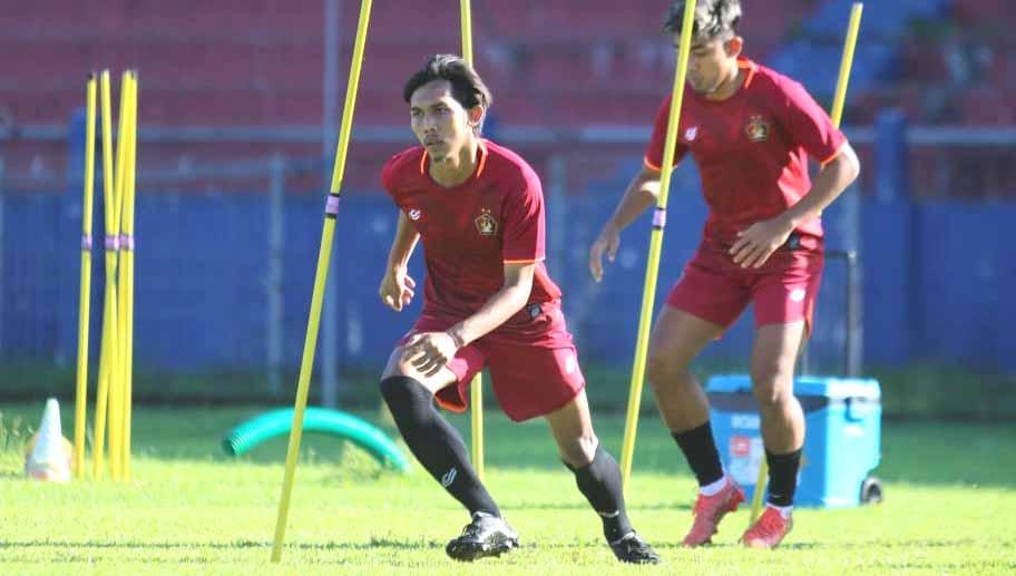 Para pemain klub Liga 1, Persik Kediri, saat sesi latihan di Stadion Brawijaya. Foto: MO Persik