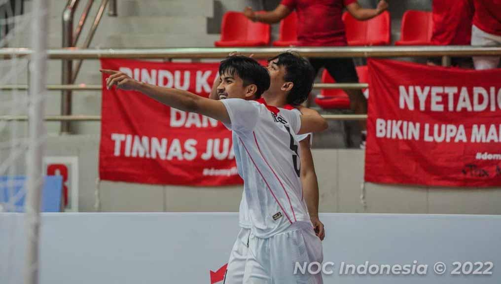 Indosport - Timnas futsal Indonesia membantai tim Malaysia dengan skor telak 3-0 pada babak penyisihan SEA Games 2021 Vietnam di Ha Nam Gymnasium, Senin (16/5). Foto: NOC Indonesia/MP Media/Loius Figo