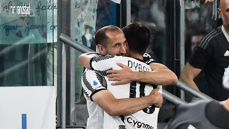 Indosport - Giorgio Chiellini dan Paulo Dybala di Laga Juventus vs Lazio (REUTERS/Massimo Pinca)