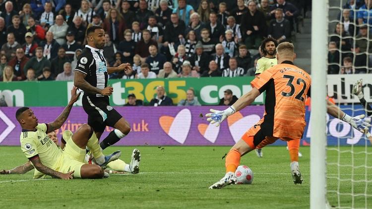 Aksi tak wajar dilakukan oleh striker Newcastle United, Callum Wilson yang rela bermain dengan kondisi gigi hampir hancur demi mengalahkan Arsenal. (Action Images via Reuters/Lee Smith)