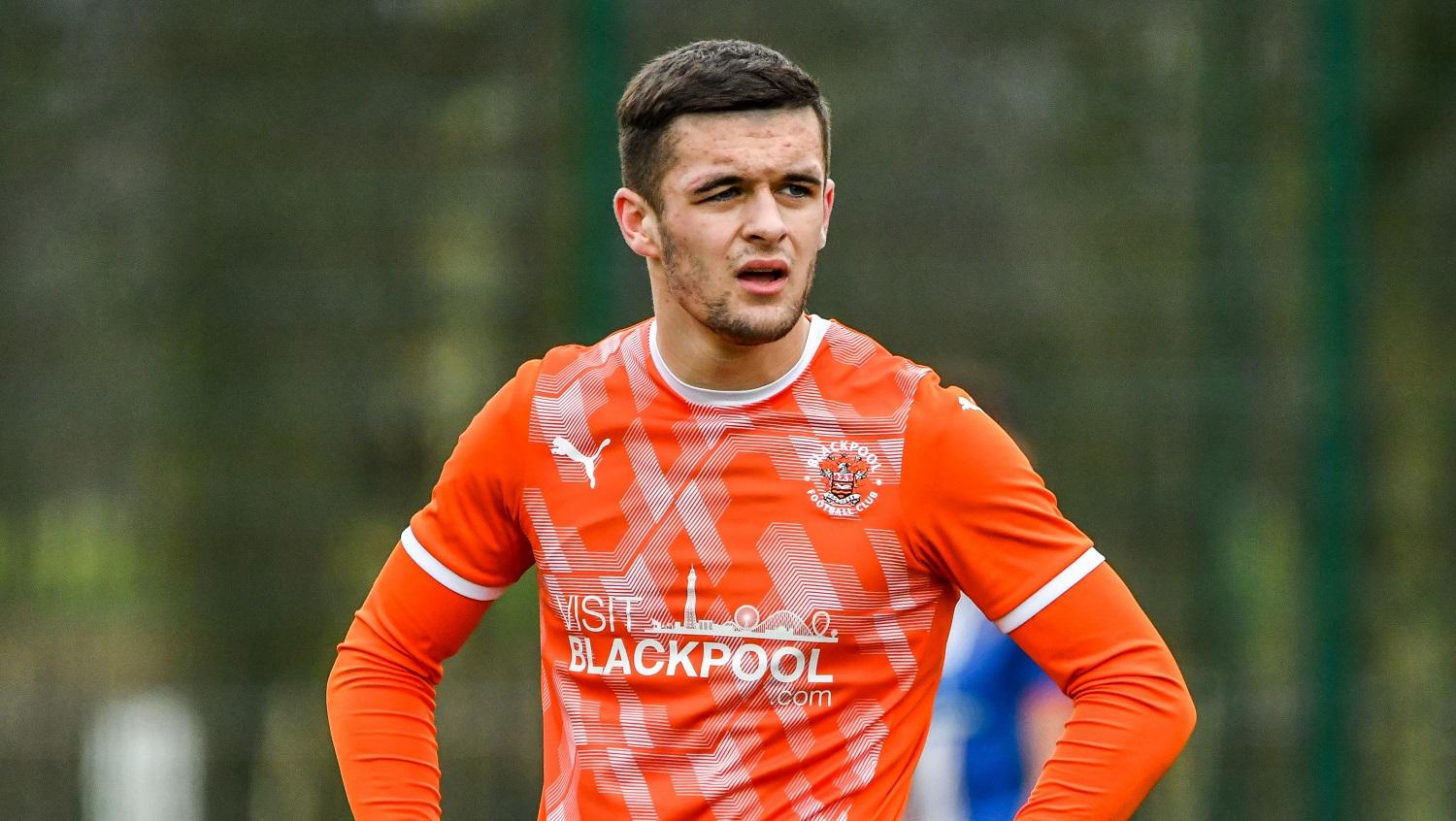Striker belia Blackpool yang tampil di Liga Championship, Jake Daniels, baru saja mengejutkan dunia Si Kulit Bundar karena pengakuan kontroversial.