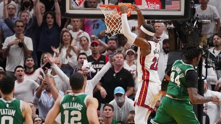 Jimmy Butler melakukan Dunk di laga Miami Heat vs Boston Celtics (18/05/22). (Foto: Reuters/Jasen Vinlove-USA TODAY Sports) - INDOSPORT
