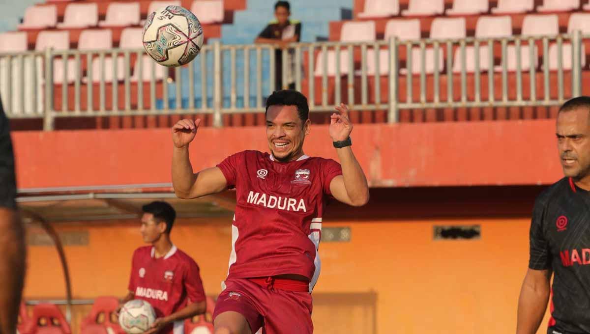 Berikut adalah daftar pencetak gol terbanyak, atau top skor sementara Liga 1 2022/23, Lulinha masih memimpin perolehan, diikuti oleh Ahmad Nur Hardianto, dari Borneo FC. Foto: MO Madura United - INDOSPORT