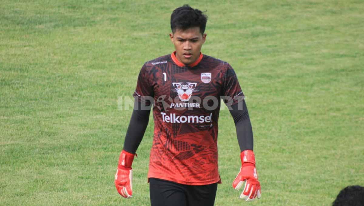 Penjaga gawang Persib, Satrio Azhar, saat sesi latihan perdana untuk persiapan Liga 1 2022-2023 di Stadion Persib, Jalan Ahmad Yani, Kota Bandung, Selasa (17/05/22). Foto: Arif Rahman/Indosport.com