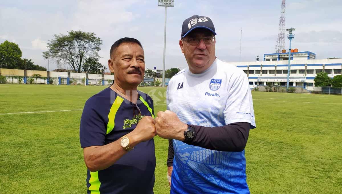 Komisaris PT Persib Bandung Bermartabat (PBB), Umuh Muchtar dan Pelatih Persib, Robert Rene Alberts Pemain Persib Bandung saat sesi latihan perdana untuk persiapan Liga 1 2022-2023 di Stadion Persib, Jalan Ahmad Yani, Kota Bandung, Selasa (17/05/22).
