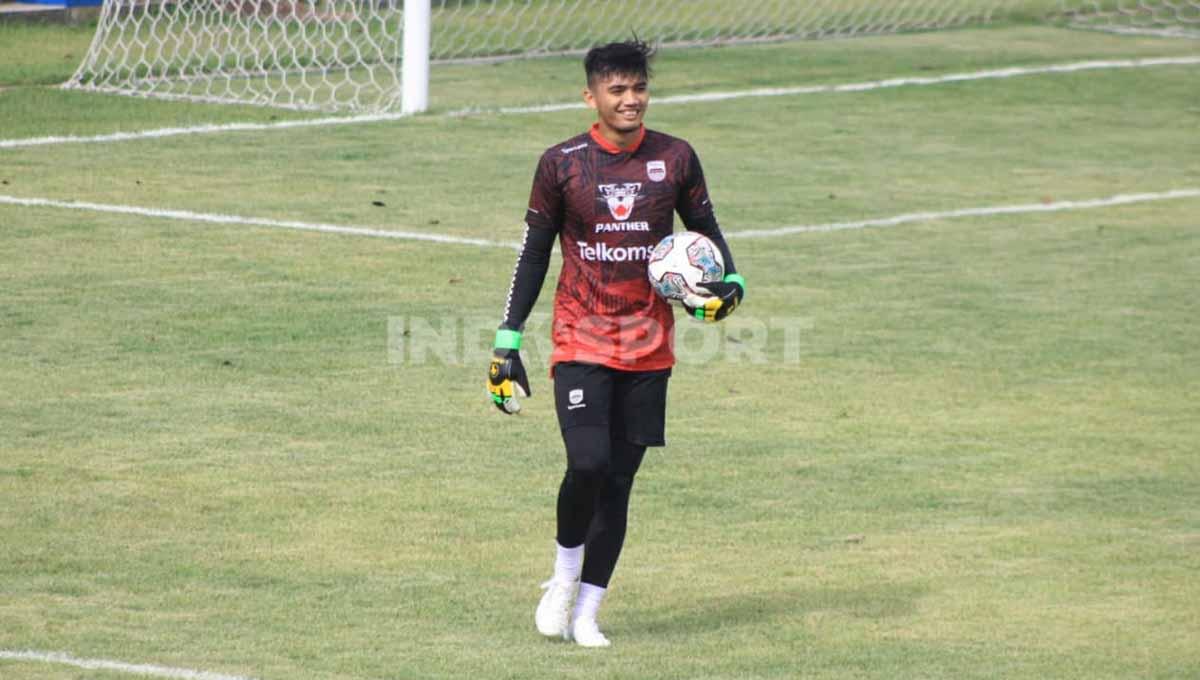 Persib Bandung kembali mengumumkan nama pemain yang kontraknya diperpanjang untuk persiapan menghadapi Liga 1 musim 2023-2024, yakni Fitrul Dwi Rustapa.