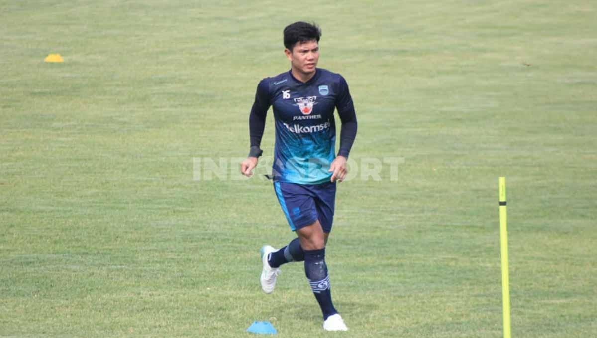 Pemain Persib Bandung, Achmad Jufriyanto, saat sesi latihan perdana untuk persiapan Liga 1 2022-2023 di Stadion Persib, Jalan Ahmad Yani, Kota Bandung, Selasa (17/05/22). Foto: Arif Rahman/Indosport.com - INDOSPORT