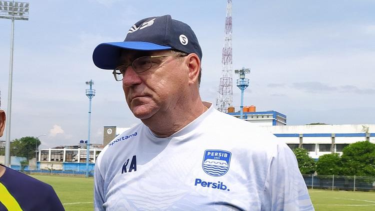 Pelatih Persib, Robert Rene Alberts, menyoroti jadwal kick-off pertandingan skuat Maung Bandung di kompetisi Liga 1 musim 2022-2023. Foto: Arif Rahman/INDOSPORT.