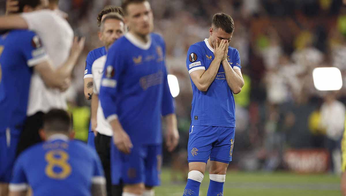 Pemain Rangers, Aaron Ramsey terlihat sedih usai gagal tendangan penalti di final Liga Europa. Foto: REUTERS/John Sibley